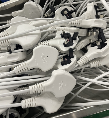 OEM ODMのプラグが付いている電子普遍的な送電線